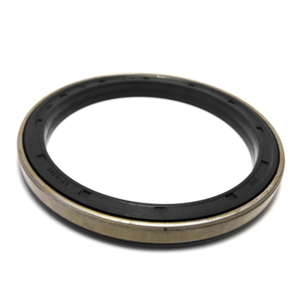 85827067 Retentor do Cubo Dianteiro Retroescavadeira NEW HOLLAND B90B B95B B110B